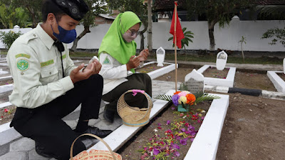 Pelajar NU Watulimo Kenang Jasa Pahlawan Dengan Ziarah Makam Pahlawan