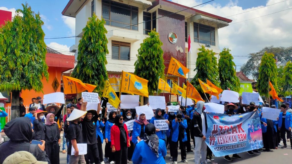 Protes Kenaikan BBM, Ratusan Mahasiswa Trenggalek Geruduk Kantor DPRD