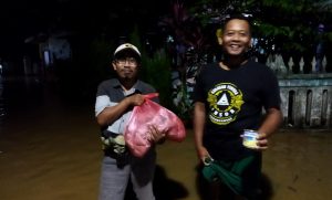 Banjir Landa Gandusari Trenggalek, Ansor Banser Dirikan Posko dan Bagikan Makanan Gratis