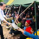 Presiden Jokowi Tinjau Lokasi Gempa Cianjur Sekaligus Berikan Bantuan