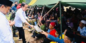 Presiden Jokowi Tinjau Lokasi Gempa Cianjur Sekaligus Berikan Bantuan