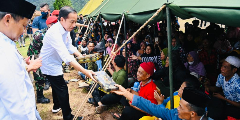 Presiden Jokowi Tinjau Lokasi Gempa Cianjur Sekaligus Berikan Bantuan