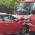 Mobil Toyota Yaris Ringsek Akibat Menabrak Truk di Durenan Trenggalek