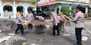 Perkuat Sinergitas, Personel Polsek Karangan Turut Bantu Pembangunan Gedung Ponpes Darul Muttaqin