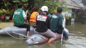 Banjir 1.5 Meter di Kota Makassar, PW LAZISNU Sulsel Salurkan Bantuan