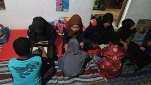 Di Tengah Pengungsian Tanah Gerak Ponorogo, IPNU IPPNU Inisiatif Adakan Sorogan Al-Qur’an