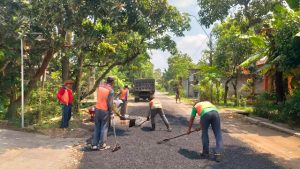 Bahaya Bagi Pengguna Jalan! Dinas PUPR Jombang Lakukan Pemeliharaan secara Rutin