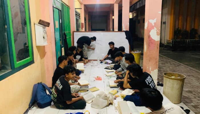 Makna Keter lemparan: Refleksi Eksistensialisme di Pojok Surau