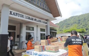 Laznas LMI bersama Ustadz Derry dan Willie Salim bergerak cepat di Sumatra Salurkan paket Bantuan di Tengah Banjir Padang