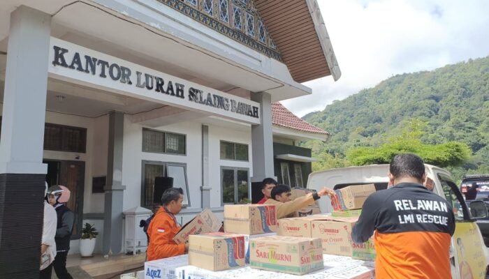 Laznas LMI bersama Ustadz Derry dan Willie Salim bergerak cepat di Sumatra Salurkan paket Bantuan di Tengah Banjir Padang