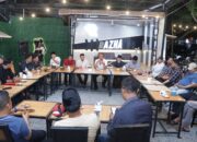 Ngopi Bareng, Kapolres Barru dan Wartawan Penuh Canda di Razha Cafe