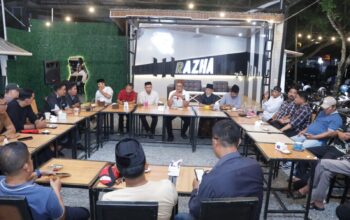 Ngopi Bareng, Kapolres Barru dan Wartawan Penuh Canda di Razha Cafe