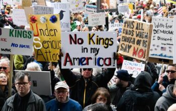 Amerika dalam Tekanan Ganda, Dari Jalanan “No Kings” hingga Tantangan Global Dedolarisasi