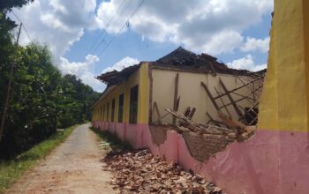 Dua Ruang Kelas SDN 1 Babadan Tulungagung Ambruk, Getaran Truk Proyek Diduga Perparah Kondisi Bangunan