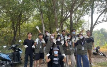 Gandeng Warga Sukamukti, 45 Mahasiswa KKN Pelita Bangsa Bersihkan Drainase Desa