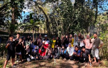 Babat Semak dan Jaga Mata Air Desa, KKN UIN SATU Sulitkan Resiko Pencemaran di Sumber Ngumbul