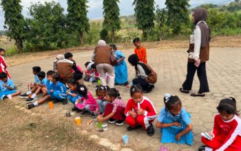 Dapat Dukungan Penuh Sekolah, KKN UIN SATU Gelar Pelatihan Dokter Kecil di SDN 2 Nglutung